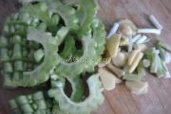 毛豆苦瓜排骨汤的做法图解3