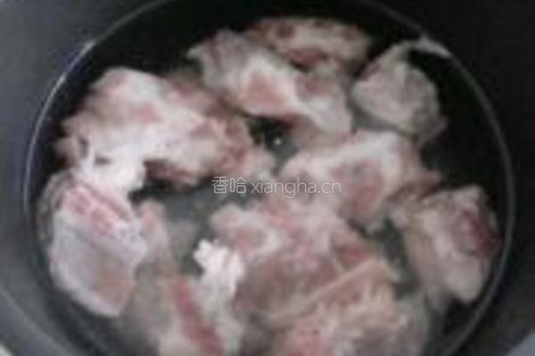 毛豆苦瓜排骨汤的做法图解4