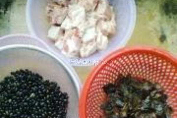 生地黑豆排骨汤的做法图解1