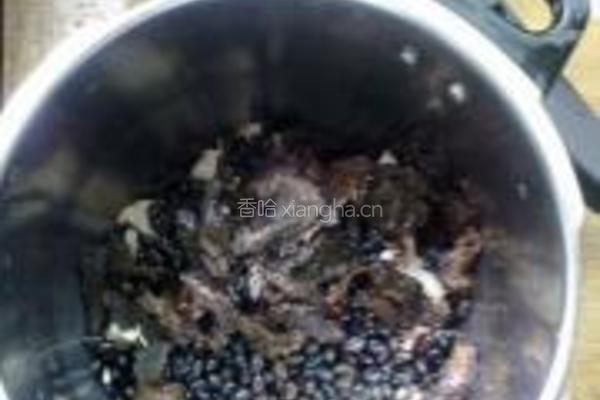 生地黑豆排骨汤的做法图解4