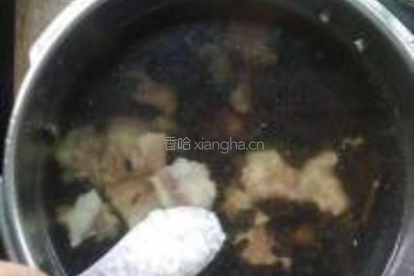 生地黑豆排骨汤的做法图解5