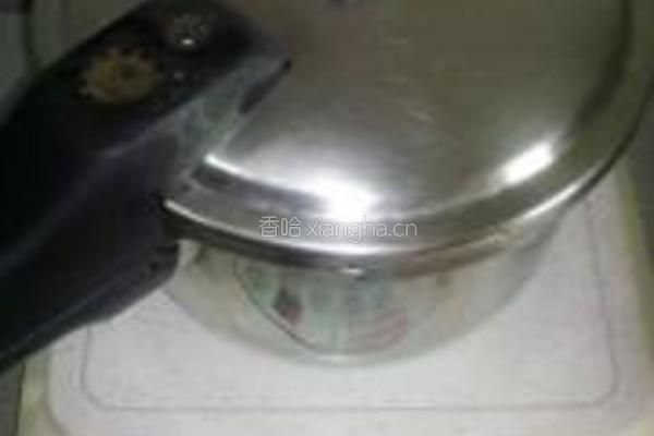 生地黑豆排骨汤的做法图解6