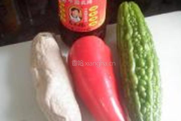 豉椒苦瓜炒素肠的做法图解1