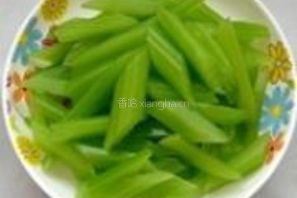 西芹凉拌腐竹的做法图解1