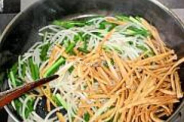 银芽炒馓子的做法图解5