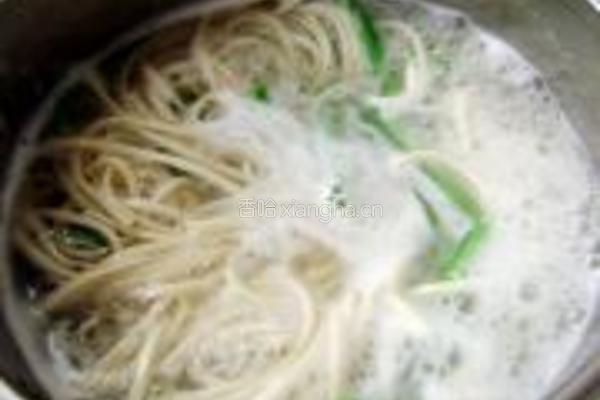 豇豆粒炸酱面的做法图解7