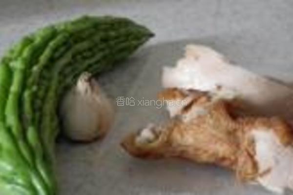 香辣鸡丝拌苦瓜的做法图解1