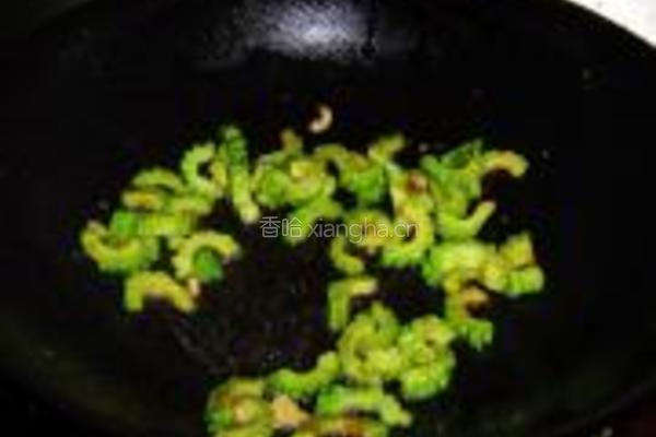 蚝油炒苦瓜的做法图解8