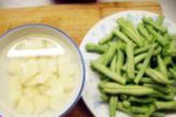 酱焖豆角土豆的做法图解1