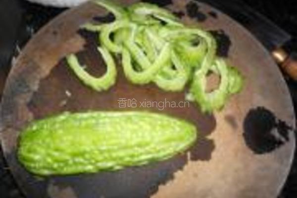 虾仁炒苦瓜的做法图解1