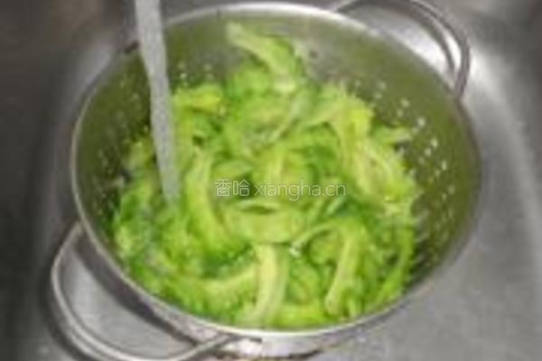 虾仁炒苦瓜的做法图解4