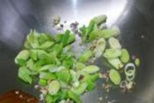 烧肉炒蒜苗的做法图解2