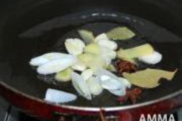 豆瓣酱烧鸡块儿的做法图解2