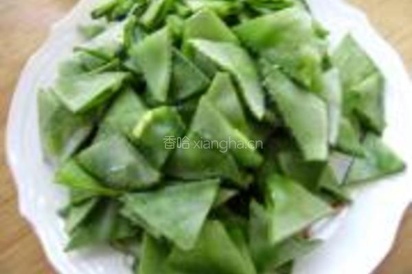 火腿肠炒扁豆的做法图解1