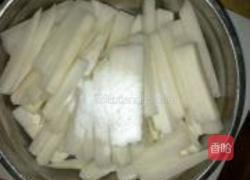 酸甜萝卜条的做法图解2