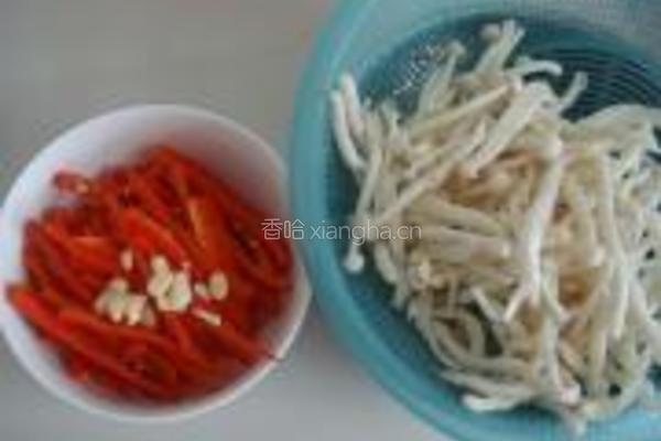 大红椒炒鸡腿菇的做法图解1