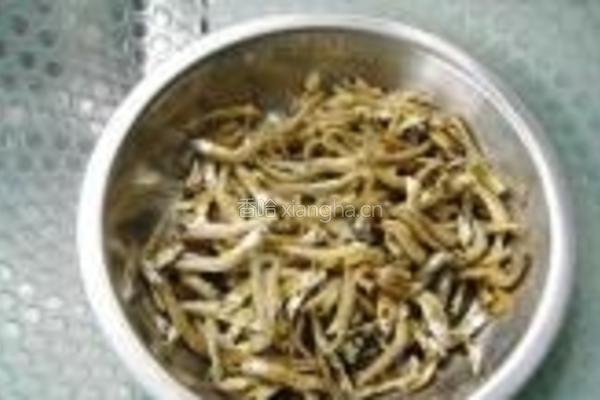 麻辣小鱼干的做法图解1