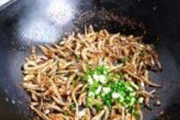 麻辣小鱼干的做法图解8