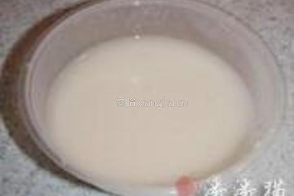 金枪鱼玉米竹炭餐包的做法图解1