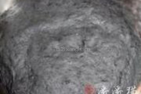 金枪鱼玉米竹炭餐包的做法图解3