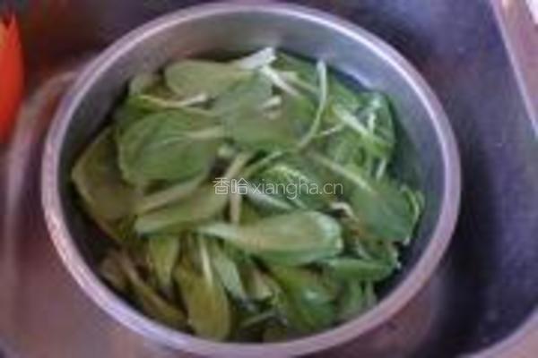 青菜炒蘑菇的做法图解1