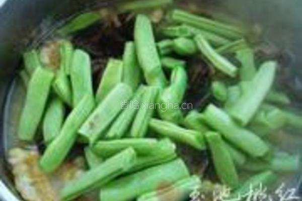 玉米豆角排骨煲的做法图解3