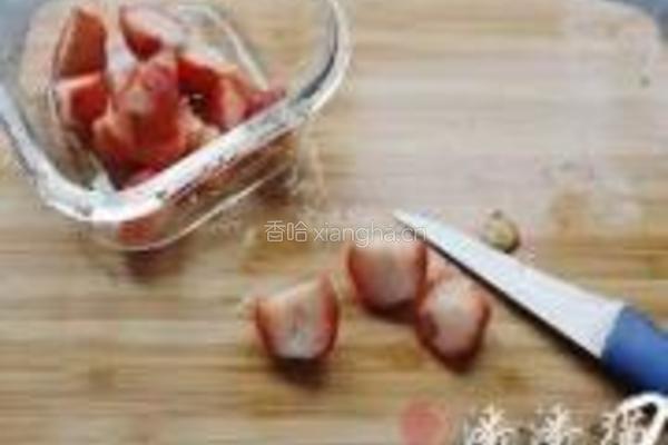 桂花陈醋酿草莓的做法图解2
