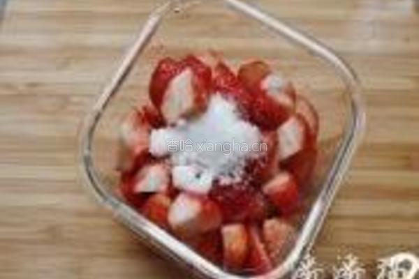 桂花陈醋酿草莓的做法图解3