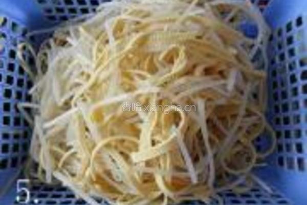 银芽拌豆皮的做法图解5