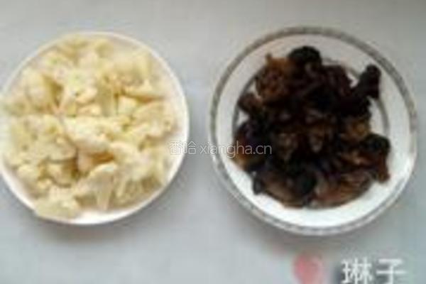 甜椒木耳烧菜花的做法图解1