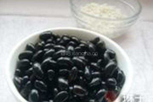 黑豆糯米豆浆的做法图解1