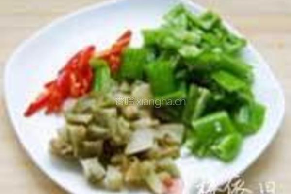 榨菜鸡丁的做法图解1