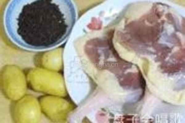 土豆花雕酒焖鸭块的做法图解1