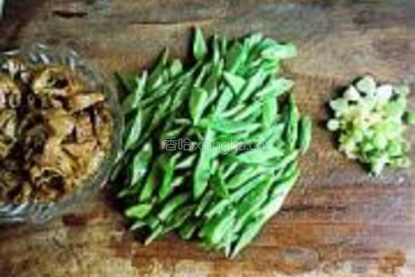 扁豆炒油素鸡的做法图解2