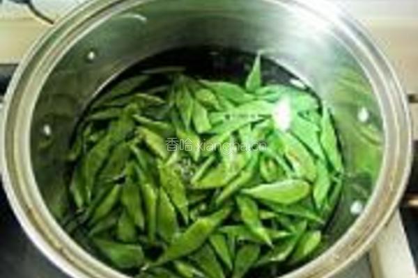 扁豆炒油素鸡的做法图解3