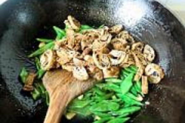 扁豆炒油素鸡的做法图解8