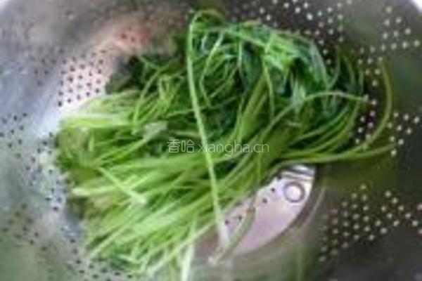 香菜拌花生的做法图解1