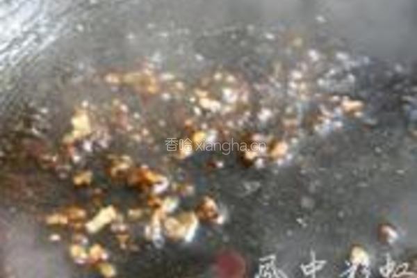 青蒜炒皮蛋的做法图解2