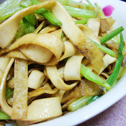 芹菜炒千张的做法[图]
