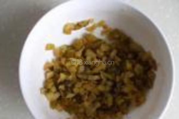榨菜皮蛋拌豆腐的做法图解2