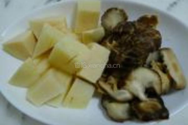 香菇炒冬笋的做法图解2