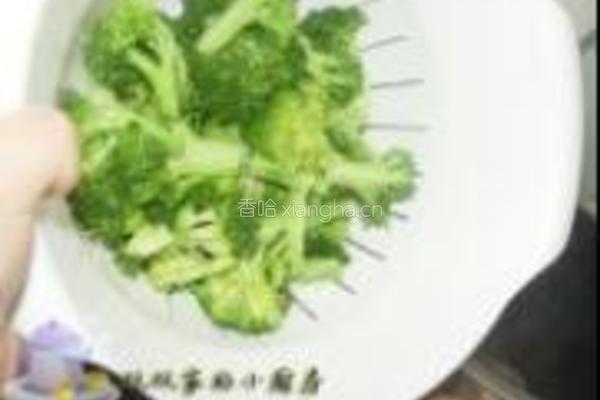 西兰花炒口蘑的做法图解7