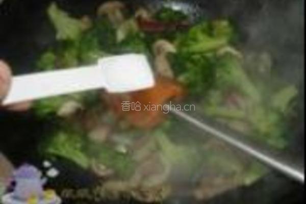 西兰花炒口蘑的做法图解8