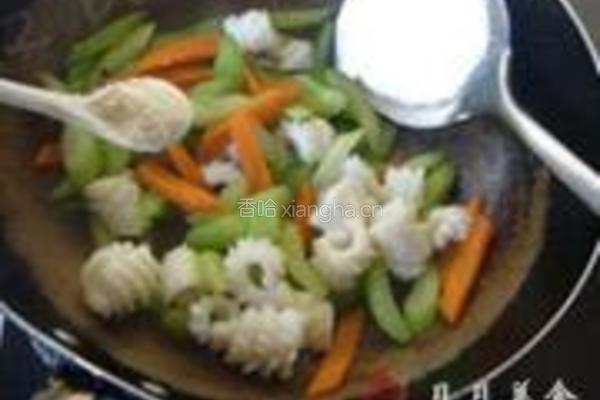 西芹炒鱿鱼花的做法图解6