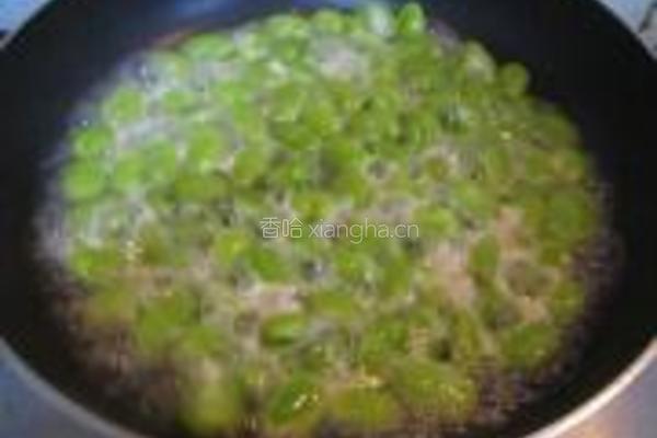 蚕豆炒胡萝卜丁的做法图解4