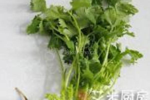 红油黄瓜拌耳丝的做法图解2