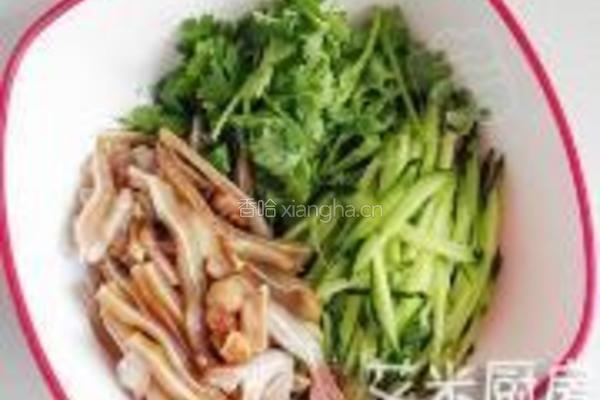 红油黄瓜拌耳丝的做法图解4