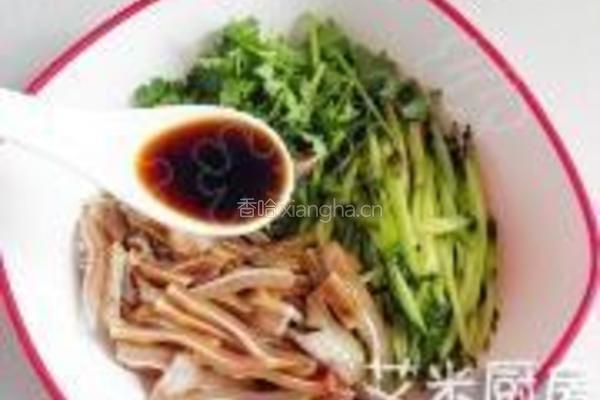 红油黄瓜拌耳丝的做法图解6
