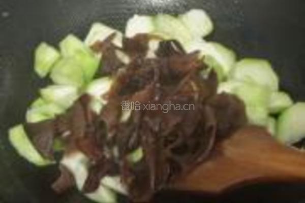 胜瓜炒菌菇的做法图解5