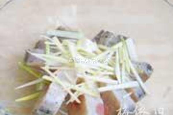 香辣豆豉蒸鲈鱼的做法图解3